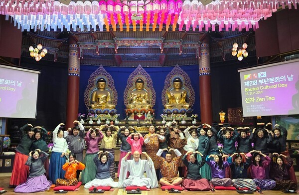 제2회 부탄 문화의 날 부산 행사에 참석한 부탄 공연단이 홍법사 심산 주지스님과 함께 법당 내에서 기념사진을 촬영했다 [사진=이상인 편집위원]