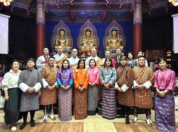 제2회 부탄 문화의 날 부산 행사에 참석한 부탄 공연단과 홍법사 주지스님을 비롯한 귀빈들이 함께 기념사진을 촬영했다 [사진=이상인 편집위원]