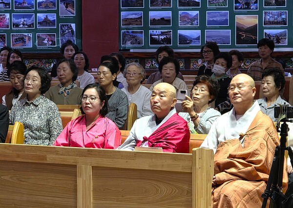 제2회 부탄 문화의 날 부산 행사에 참석한 심산 홍법사 주지스님(우측), 선무 일취 스님(우측부터 두 번째), 김민경 한국부탄우호협회 회장(좌측에서 두 번째) 등이 참석자들과 함께 행사를 지켜보고 있는 모습  [사진=이상인 편집위원]