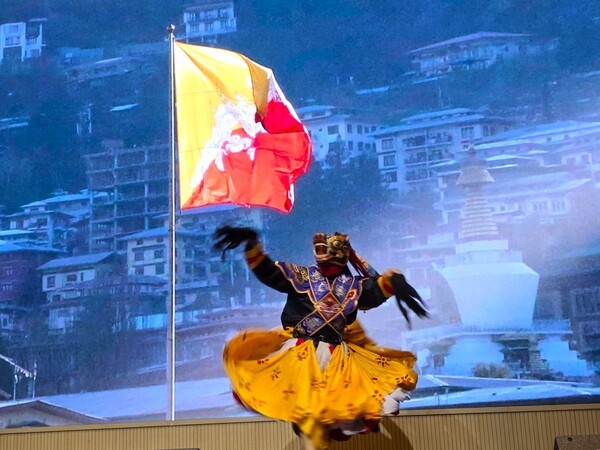 제2회 부탄 문화의 날 서울 행사에서 축하 특별 공연을 펼치고 있는 부탄 로열아카데미 왕립 소속 공연예술단 모습(좌측) [사진=이상인 편집위원]