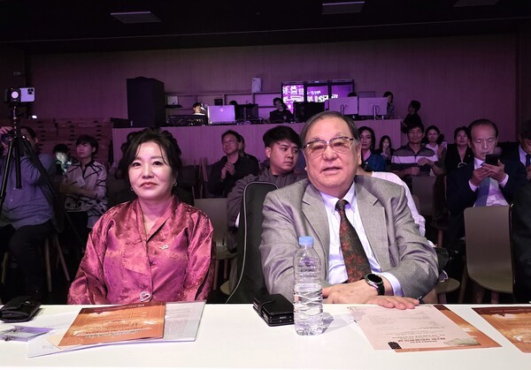 제2회 부탄 문화의 날 행사에 참석한 한기정 정화예술대학교 총장(우측)과 김민경 한국부탄우호협회 회장 모습  [사진=이상인 편집위원]