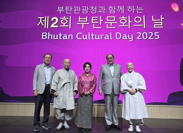 제2회 부탄 문화의 날 행사에 참석한 한기정 정화예술대학교 총장(우측부터 두 번째)과 김민경 한국부탄우호협회 회장(우측부터 세 번째)이 귀빈들과 함께 기념사진을 촬영했다 [사진=이상인 편집위원]