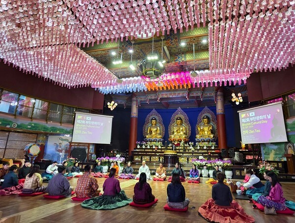 제2회 부탄 문화의 날 부산 행사를 마친 후 법당에서 선차 프로그램을 진행하고 있는 모습 [사진=이상인 편집위원]