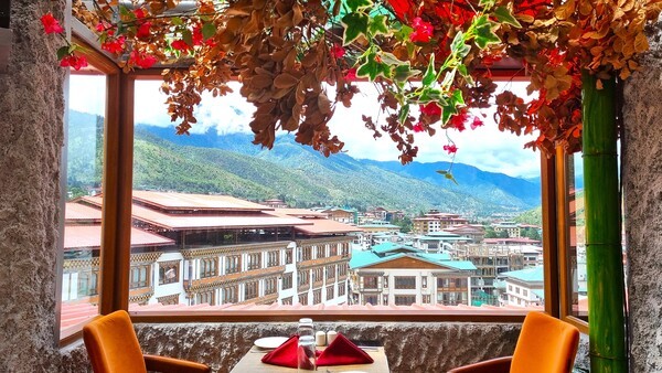 부탄의 수도 팀푸의 한 레스토랑에서 바라본 팀푸 시내 모습 [사진=이상인 편집위원]