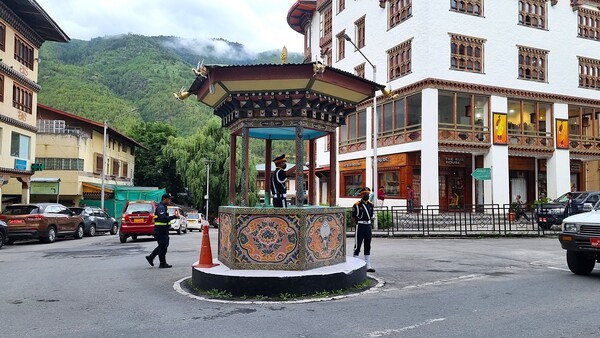 부탄의 수도 팀푸 교차로 수신호 모습. 부탄에는 교통신호등이 없다 [사진=이상인 편집위원]