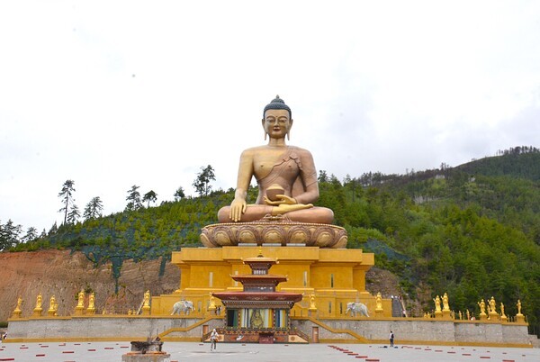 부탄의 팀푸에 위치한 거대한 좌불상 모습 [사진=이상인 편집위원]