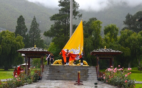 부탄의 수도 팀푸에 위치한 왕궁의 하기식 모습. 관광객들이 하기식 모습을 관람할 수 있다 [사진=이상인 편집위원]
