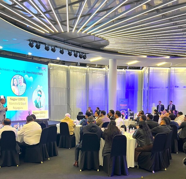 다이너스티코리아가 진행하고 있는  마이스 팀 단체사진 촬영 모습 [사진=다이너스티코리아]