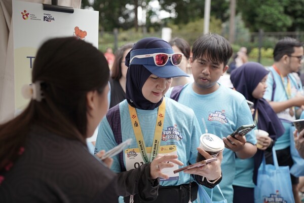 달리기를 마친 참가자들이 부스를 방문하여 한국관광 정보를 안내받고 있다. [사진= 한국관광공사] 