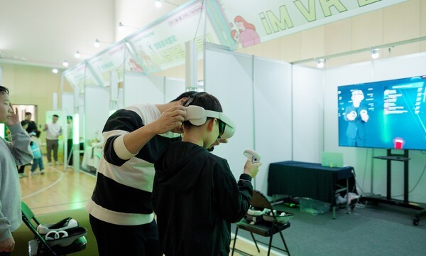 'iM패밀리데이' 행사장에서 아이들이 VR게임 부스를 체험하는 모습. [사진=iM금융그룹]