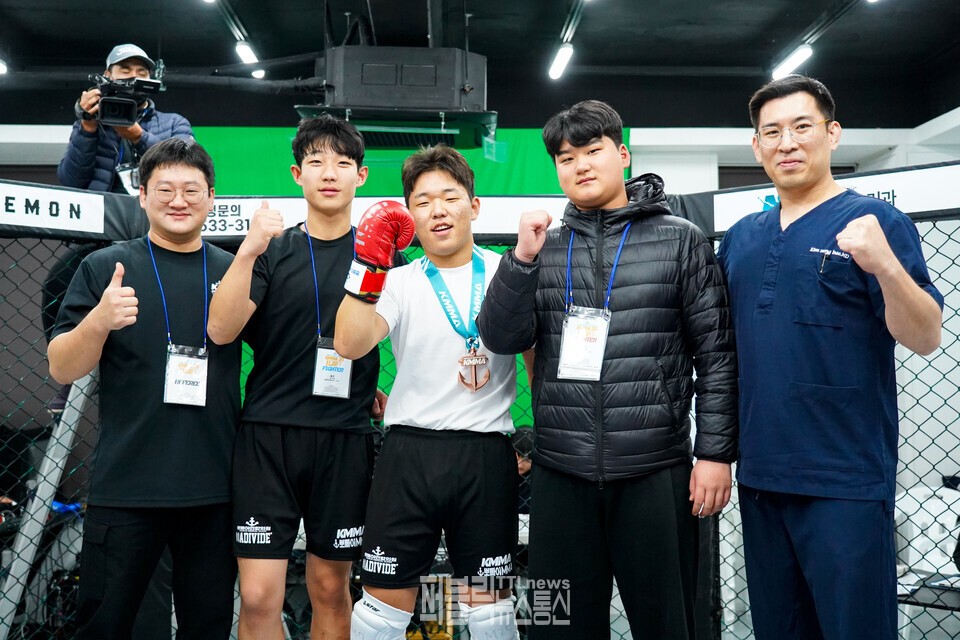 KMMA 메인스폰서 뽀빠이연합의원 김성배 대표원장(가장 오른쪽)이 직접 운영하는 대구 서구 뽀빠이MMA(김문수 관장, 가장 왼쪽) 선수단의 김지후(가운데)에게 시상하고 있다. [사진=KMMA]