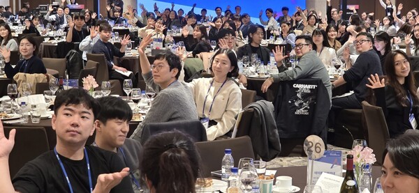 지난 24일, 인스파이어 엔터테인먼트 리조트에서 개최된 ‘2025 마이스人 쇼(MICE IN Show)’ 참석자들이 손을 흔들며 단체사진을 촬영했다 [사진=이상인 편집위원]