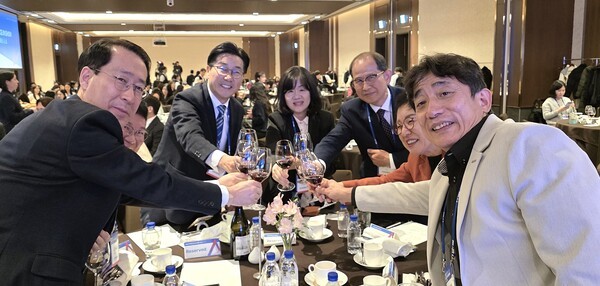 지난 24일, 인스파이어 엔터테인먼트 리조트에서 개최된 ‘2025 마이스人 쇼(MICE IN Show)’ 행사장에서 귀빈들이 건배를 하고 있는 모습 [사진=이상인 편집위원]