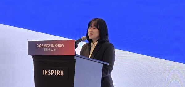 지난 24일, 인스파이어 엔터테인먼트 리조트에서 개최된 ‘2025 마이스人 쇼(MICE IN Show)’ 에서 이인숙 한국관광공사 MICE 실장이 축사를 하고 있는 모습 [사진=이상인 편집위원]