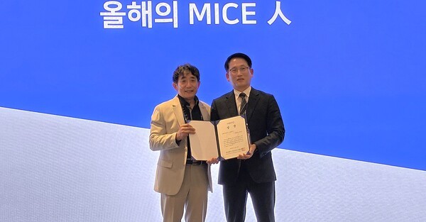 지난 24일, 인스파이어 엔터테인먼트 리조트에서 개최된 ‘2025 마이스人 쇼(MICE IN Show)’ 에서 올해의 마이스 인 상 수상 모습 [사진=이상인 편집위원]