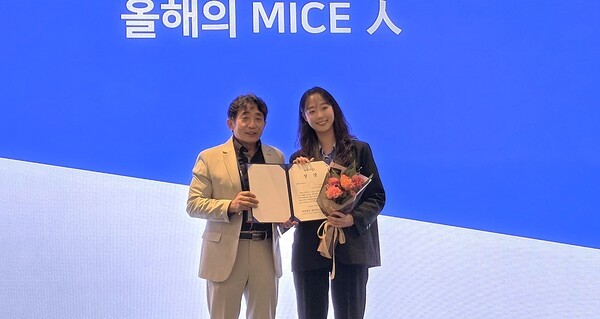지난 24일, 인스파이어 엔터테인먼트 리조트에서 개최된 ‘2025 마이스人 쇼(MICE IN Show)’ 에서 올해의 마이스 인 상 수상 모습 [사진=이상인 편집위원]