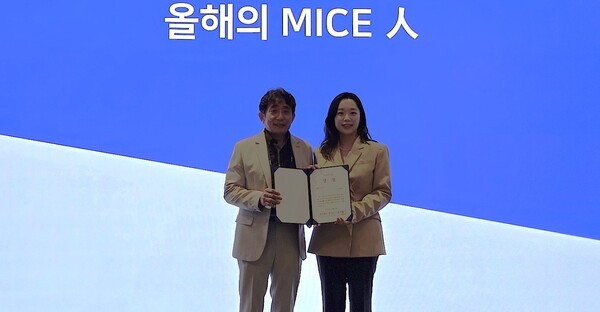 지난 24일, 인스파이어 엔터테인먼트 리조트에서 개최된 ‘2025 마이스人 쇼(MICE IN Show)’ 에서 올해의 마이스 인 상 수상 모습 [사진=이상인 편집위원]