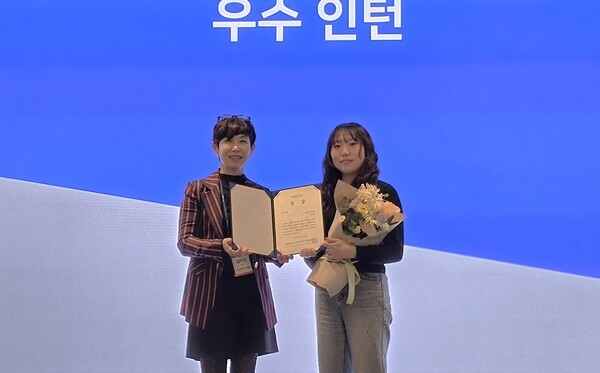 지난 24일, 인스파이어 엔터테인먼트 리조트에서 개최된 ‘2025 마이스人 쇼(MICE IN Show)’ 에서 올해의우수 인턴 수상 모습 [사진=이상인 편집위원]