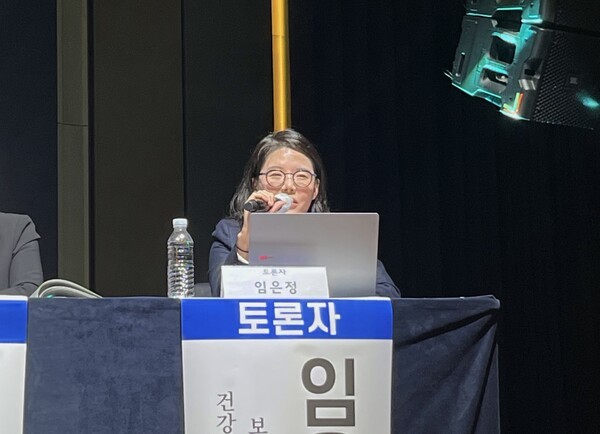 임은정 보건복지부 건강정책과 과장이 25일 서울 엠버서더 호텔에서 개최된 '문신사 제도 정착을 위한 정책토론회'에서 발제를 하고 있다. [사진=박도하 기자]