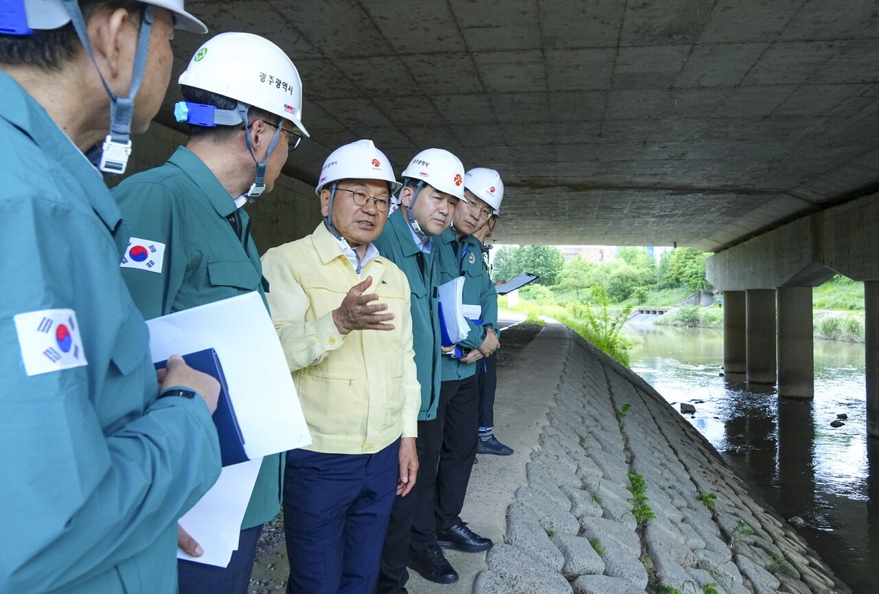 강기정 광주광역시장이 지난 5월20일 오후 광산구 하남대교를 찾아 광주시 민관합동점검반과 함께 ‘2025년 집중안전점검’을 실시하고 있다.(사진=광주시)