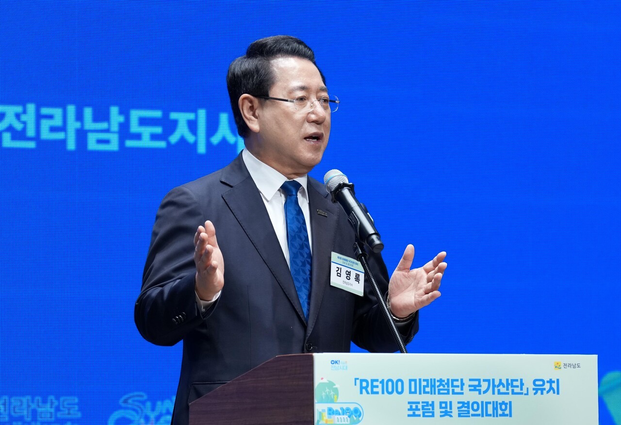 김영록 전라남도지사가 25일 서울 여의도 CCMM빌딩 컨벤션홀에서 열린 ‘RE100 미래첨단 국가산단 유치 포럼 및 결의대회’에서 인사말을 하고 있다.(사진=전남도)