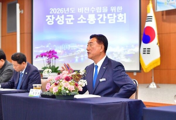 김한종 장성군수가 11월 24일 열린 소통간담회에서 내년도 주요 군정에 대해 설명하고 있다. [사진=장성군]