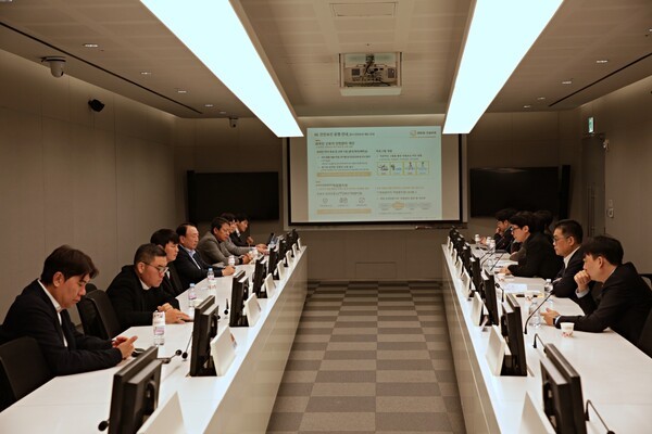 △ ㈜한화 건설부문 안전보건기획팀 정대웅 팀장이 노동안전 관리방안에 대해 설명하고 있다. [사진=㈜한화 건설부문 제공]