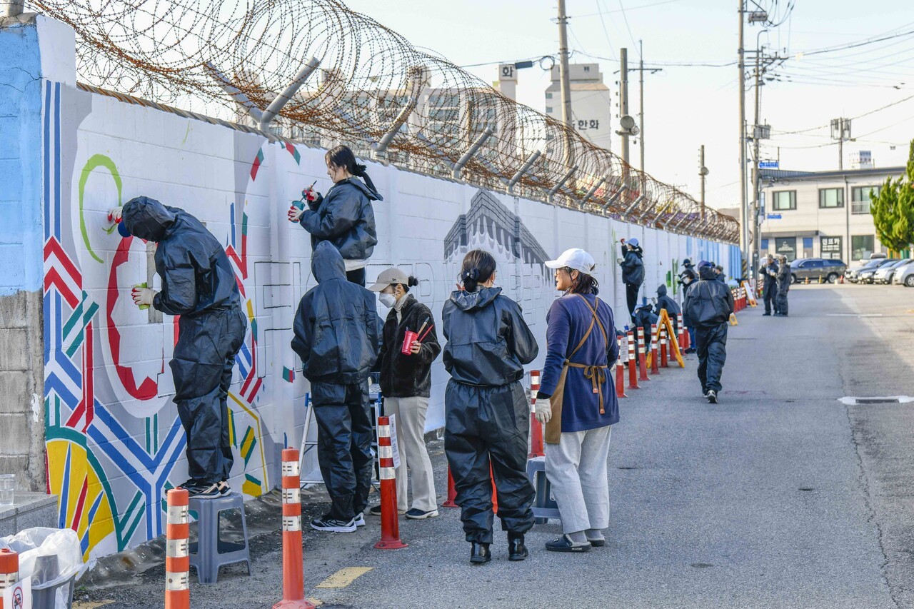 벽화 조성 작업은 지난 10월 13일부터 11월 24일까지 약 6주간 진행됐으며, 장병과 군 가족 약 20여 명이 참여했다.(사진=공군 1전비)