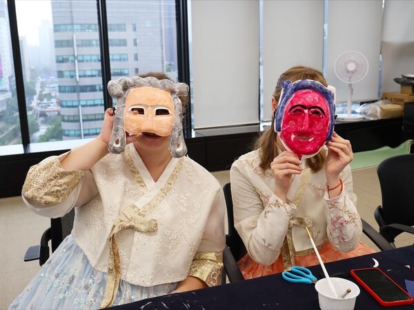 한복을 입고 하회탈 인증하는 외국인 참가자 [사진=서울관광재단]