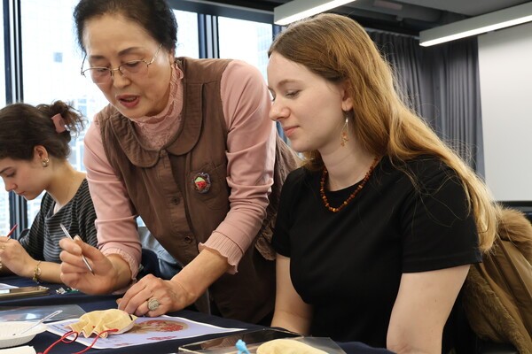안동포 향주머니 제작 과정 [사진=서울관광재단]