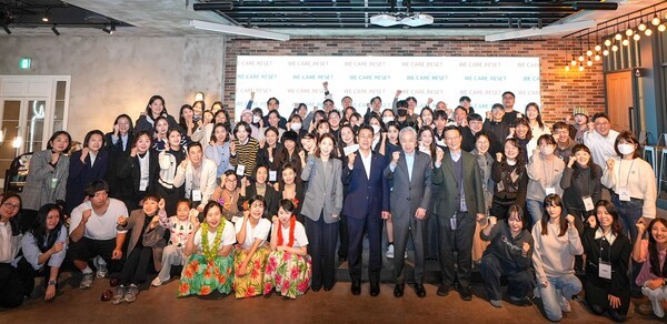 11월 25일 서울 드림플러스 강남 이벤트홀에서 열린 암 경험청년 돌봄 캠페인 ‘위 케어 리셋데이(WE CARE RESET DAY)’ 행사에서 (앞줄 중앙(스탠딩) 왼쪽부터 차례로) 한화생명 PR전략팀 강서은 팀장, 한화생명 임석현 기획실장, 대한암협회 이민혁 회장, 서울대학교병원 조비룡 교수와 참가자들이 기념사진을 찍고 있다. [사진=한화생명]