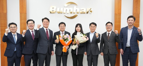 BNK경남은행, 노동절 맞아 현장 경영... 132명 우수 사원 표창 - 뉴스 썸네일 이미지