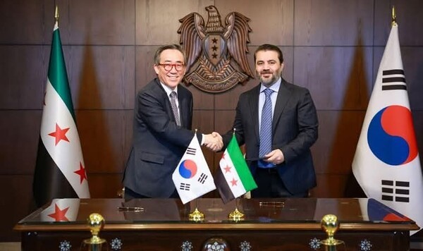 BNK Kyongnam Bank Clerk Jeong Han-wook Receives Commendation from the Mayor of Changwon